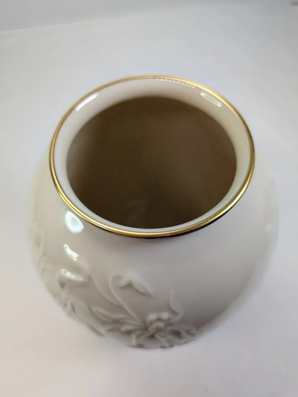 Lenox Masterpiece Collection Embossed Spider Lily Vase Gold Trim 7